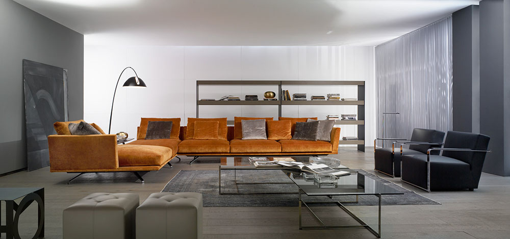 Sofa Shelby je zamišljena kao linearni proizvod koji vizuelno lebdi iznad poda