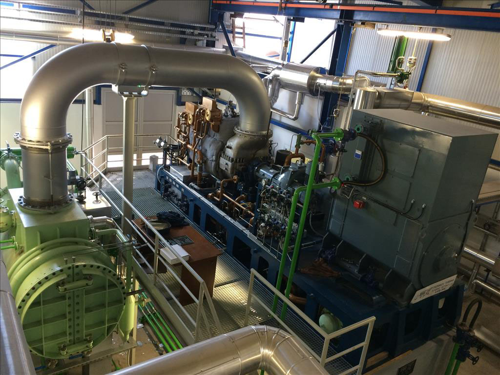 Parna turbina sa generatorom i vodenim kondenzatorom, foto: arhiva autora