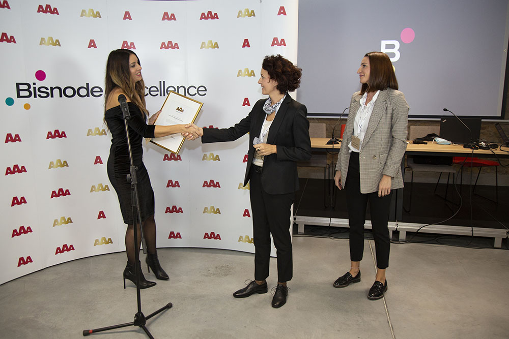 Marijana Petrović, direktor kompanije TOP TECH WOODWORKING i Svetlana Blagojević, rukovodilac Sektora rezervnih delova, prilikom uručenja priznanja Zlatna bonitetna izvrsnost AAA (22. 10. 2020.)