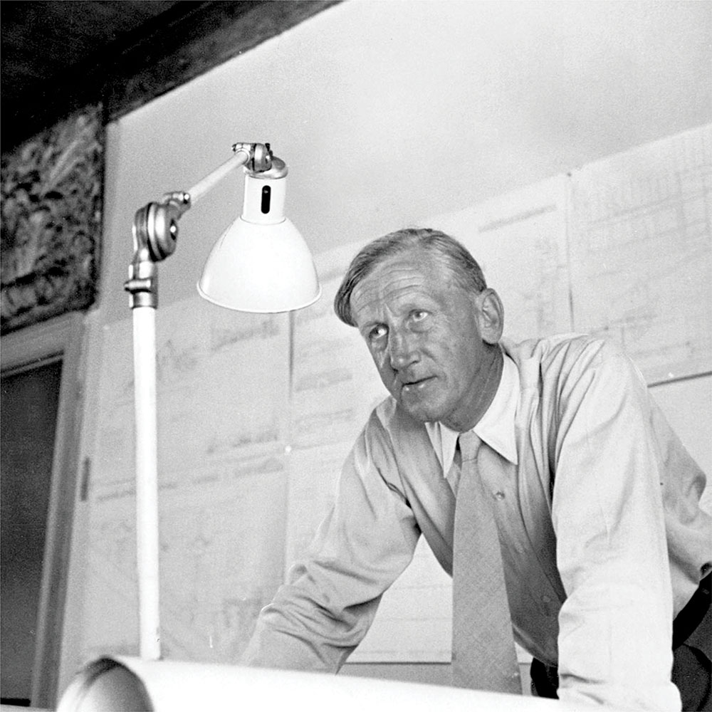 Kaare Klint (1888 –1954), čuveni danski dizajner nameštaja i dugogodišnji profesor na umetničkoj akademiji u Kopenhagenu.
