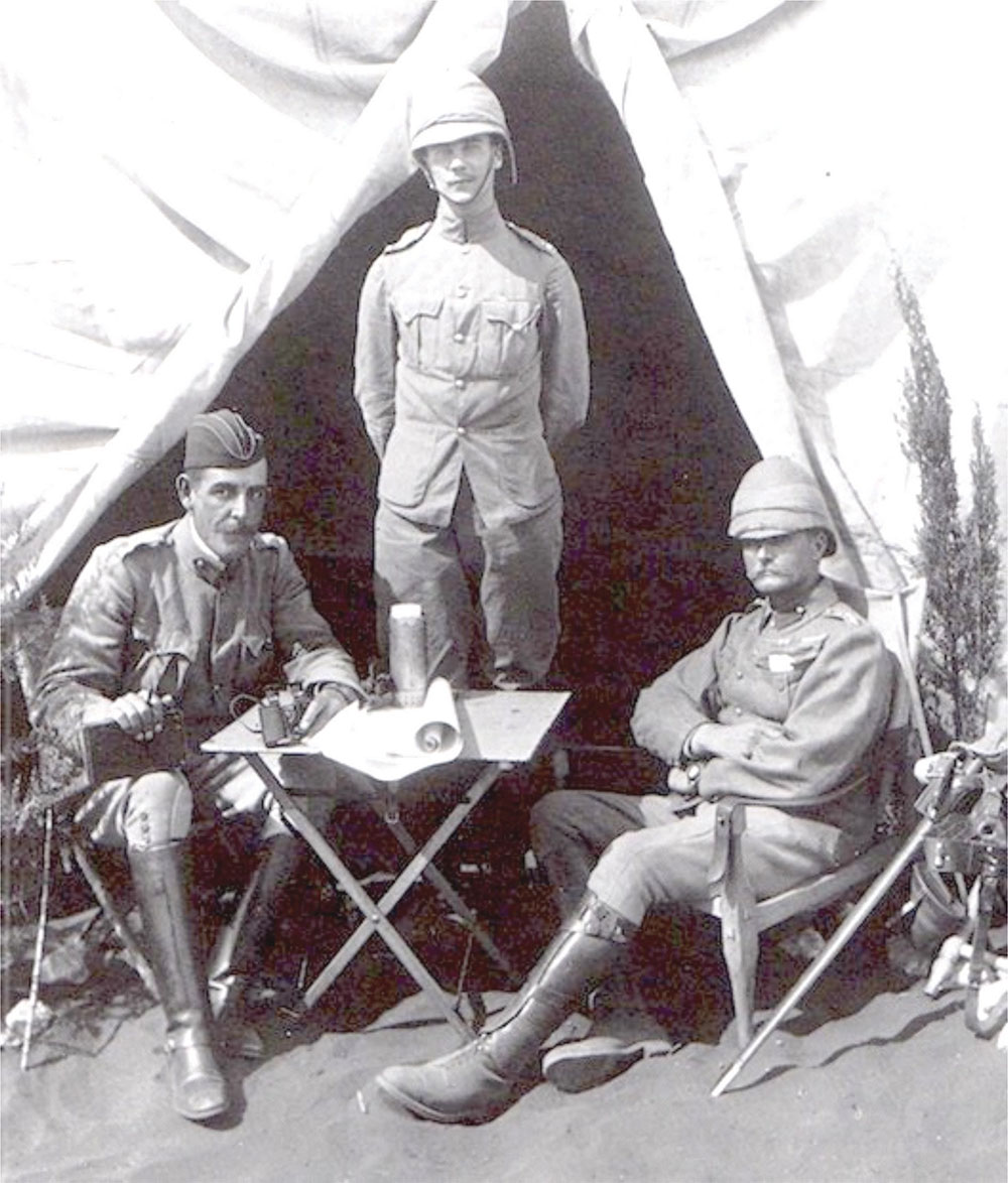 Britanska vojska u Drugom burskom ratu (1900). Major General R. Pole-Carew (desno) sedi u stolici “Roorkhee”.
