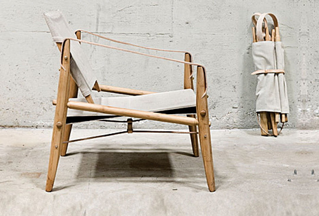 Stolica “Nomad” je najskoriji redizajn stolice “Safari”, klasika skandinavskog dizajna 20. veka. Projektovao ju je Sebastian Jørgensen 2015. godine za dansku kompaniju We Do Wood. Teška svega 4 kg, pogodna je za savremeni nomadski život.