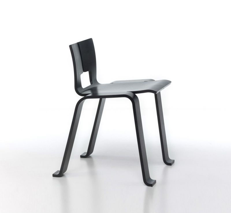 Stolica “Ombra Tokio 517” je dizajnirana 1954. godine pod uticajem origamija, tradicionalne japanske veštine kreiranja modela od papira, a od 2009. godine je proizvodi kompanija Cassina. Sastoji se od jednog otpreska koji formira sedište, naslon i noge stolice.
