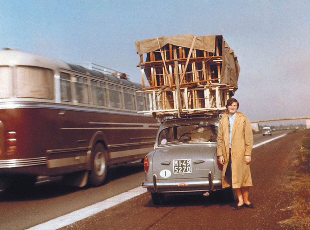 U periodu posle Drugog svetskog rata, u uslovima veoma ograničenog transporta po broju i kapacitetu vozila, dizajn stolice je omogućavao prevoz manjim kolima, pa čak i biciklom.