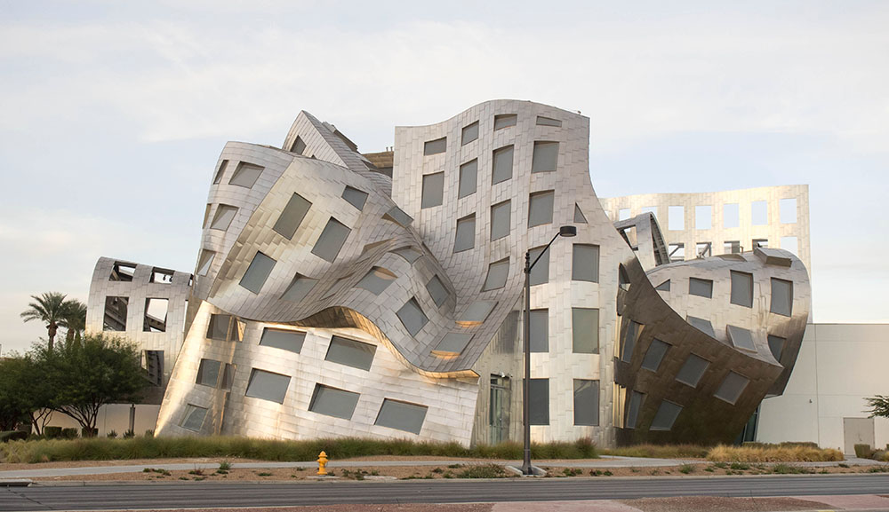 Zdravstvena ustanova Lou Ruvo iz Las Vegasa iz 2010. godine je primer Gerijevog specifičnog arhitektonskog izražavanja, koje je bazirao na svojim uverenjima da delo treba da odražava vreme i prostor u kome se nalazi.
