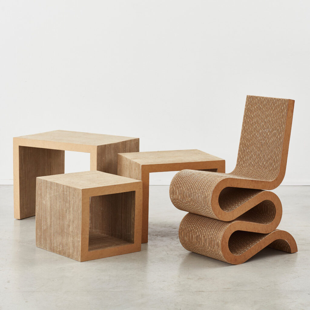 Set od tri stočića koji se uklapaju jedan u drugi i stolica Wiggle (85,2 x 42,1 x 59,4 cm) deo su ponude kompanije Vitra, koji odražavaju eksperimentalan, ali funkcionalan pristup izradi nameštaja.