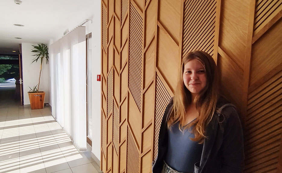 Studentkinja master studija Bogdana Dendić ispred svog rada