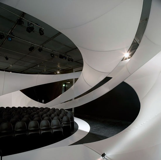 Pantonove stolice u modernom ambijentu Dvorane kamerne muzike u umetničkoj galeriji u Mančesteru autora Zahe Hadid. Instalacija je postavljena za potrebe održavanja Internacionalnog festivala u Mančesteru 2009. godine.