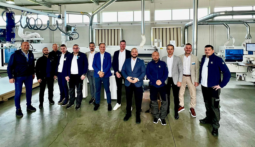 Tim kompanije HOMAG sa delom zaposlenih u firmi HEZO mašine na trećem kućnom sajmu mašina i alata za drvnu industriju u Doboju