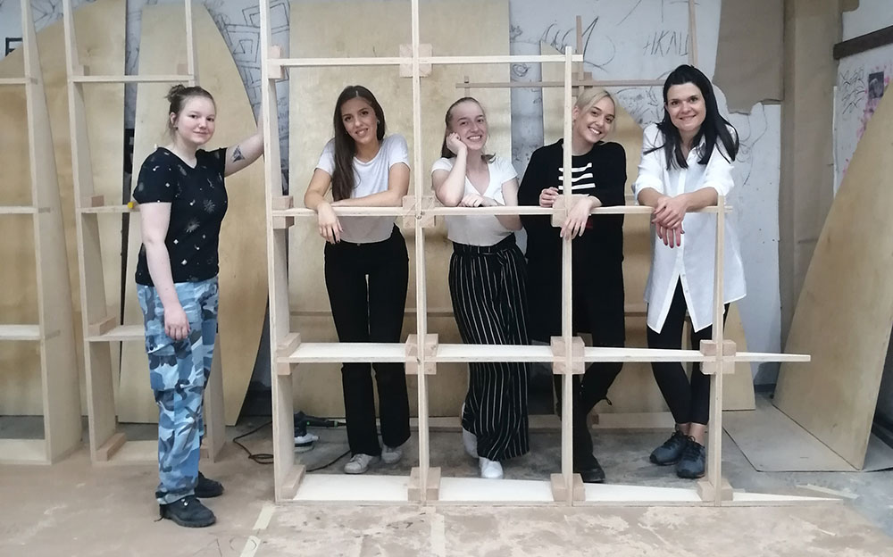 Odsek Unutrašnja arhitektura i dizajn nameštaja - Iskra Race, Ivana Mitrović, Katarina Klif i Iris Sinta Maruto su pod mentorstvom doc. Biljane Branković koncipirale instalaciju inspirisanu vrednostima Evropske unije (slobodom, demokratijom, ravnopravnošću, poštovanjem ljudskih prava i vladavine prava, solidarnošću).