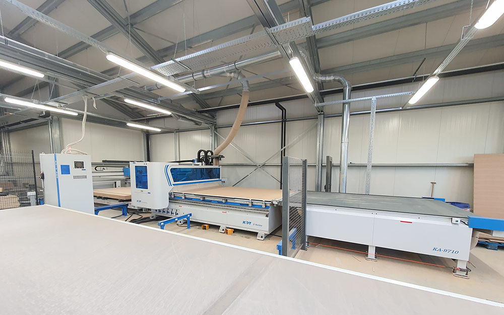 NESTING KDT tip 3710D u savremenoj proizvodnji nameštaja u Kidričevu, Slovenija. Tehnologija nesting sa automatskim označavanjem postaje ključna tehnologija za automatizaciju sečenja.